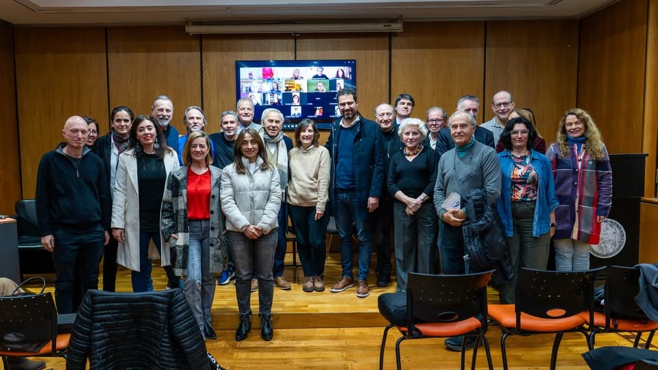 Foto grupal de la presentación del Tercer Consenso en Administración Pública realizada el 24 de julio en la Facultad de Ciencias Económicas de la UBA